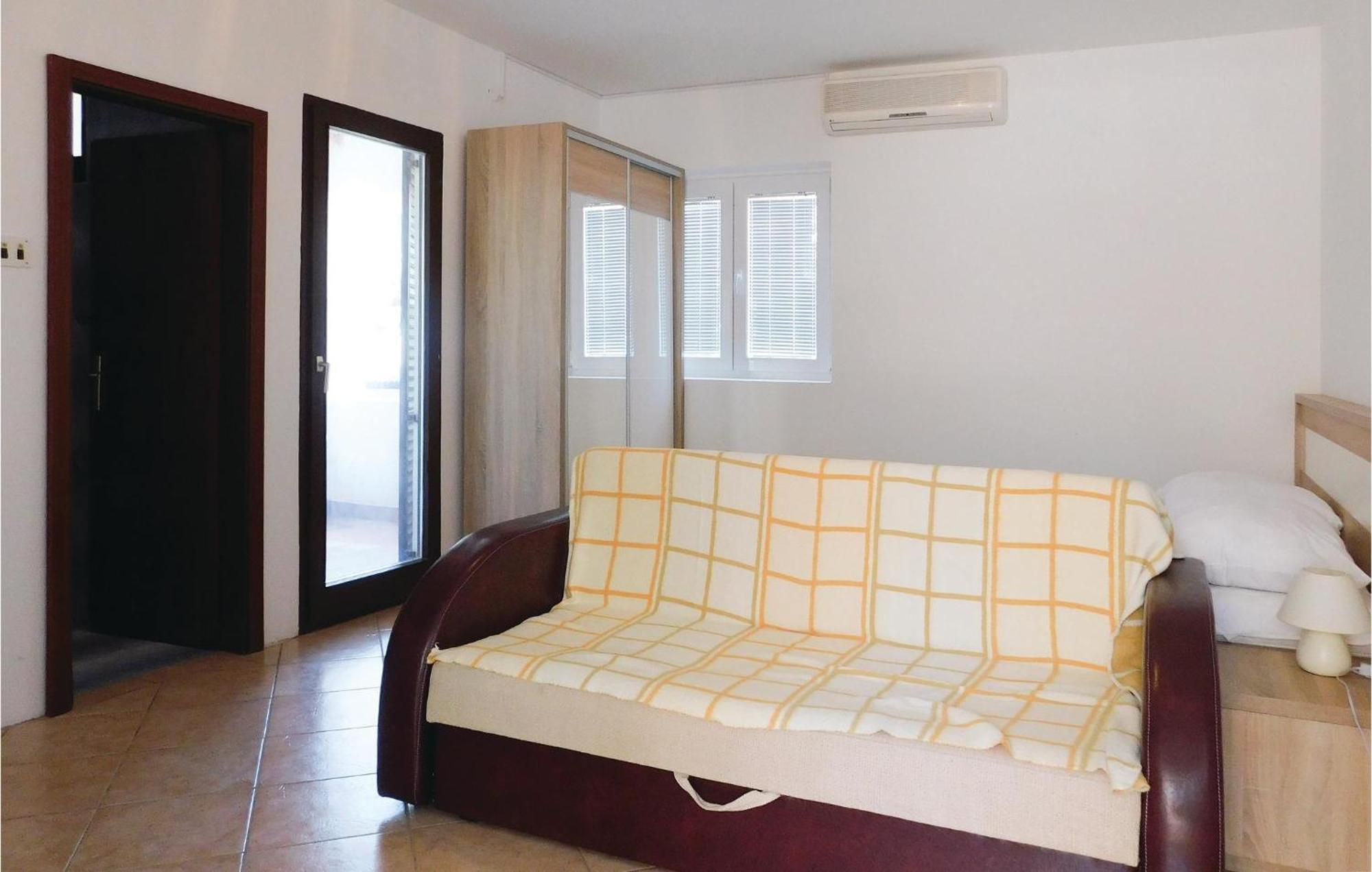 Gorgeous Apartment In Mandre With Kitchen Екстериор снимка